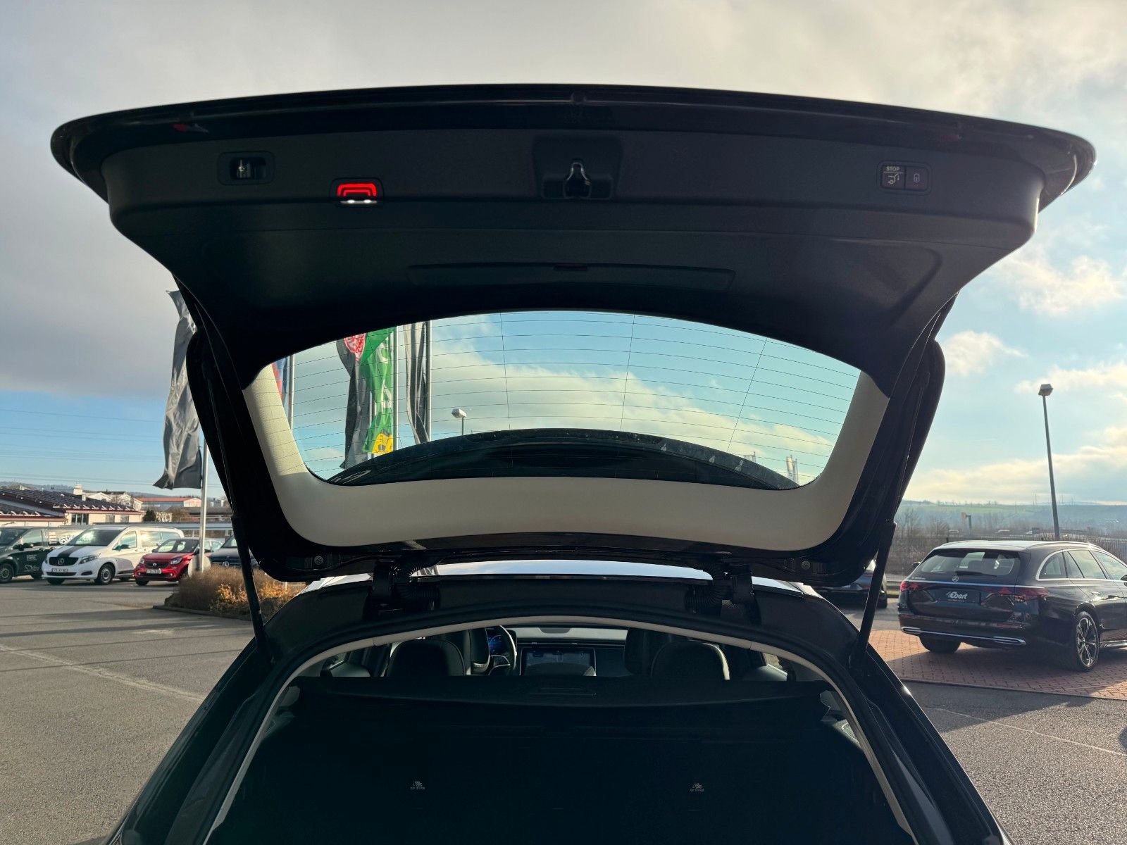 Fahrzeugabbildung Mercedes-Benz E 220d T Avantgarde+Pano+DistrPro+AHK+RFK+MBUX