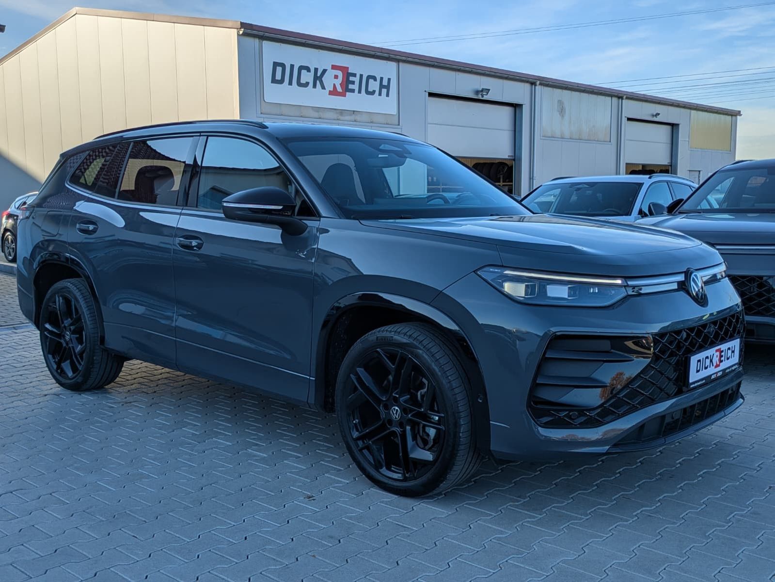 Fahrzeugabbildung Volkswagen Tayron 2.0 TDI 4M R-Line BLACK*7Si*MATRIX*PANO