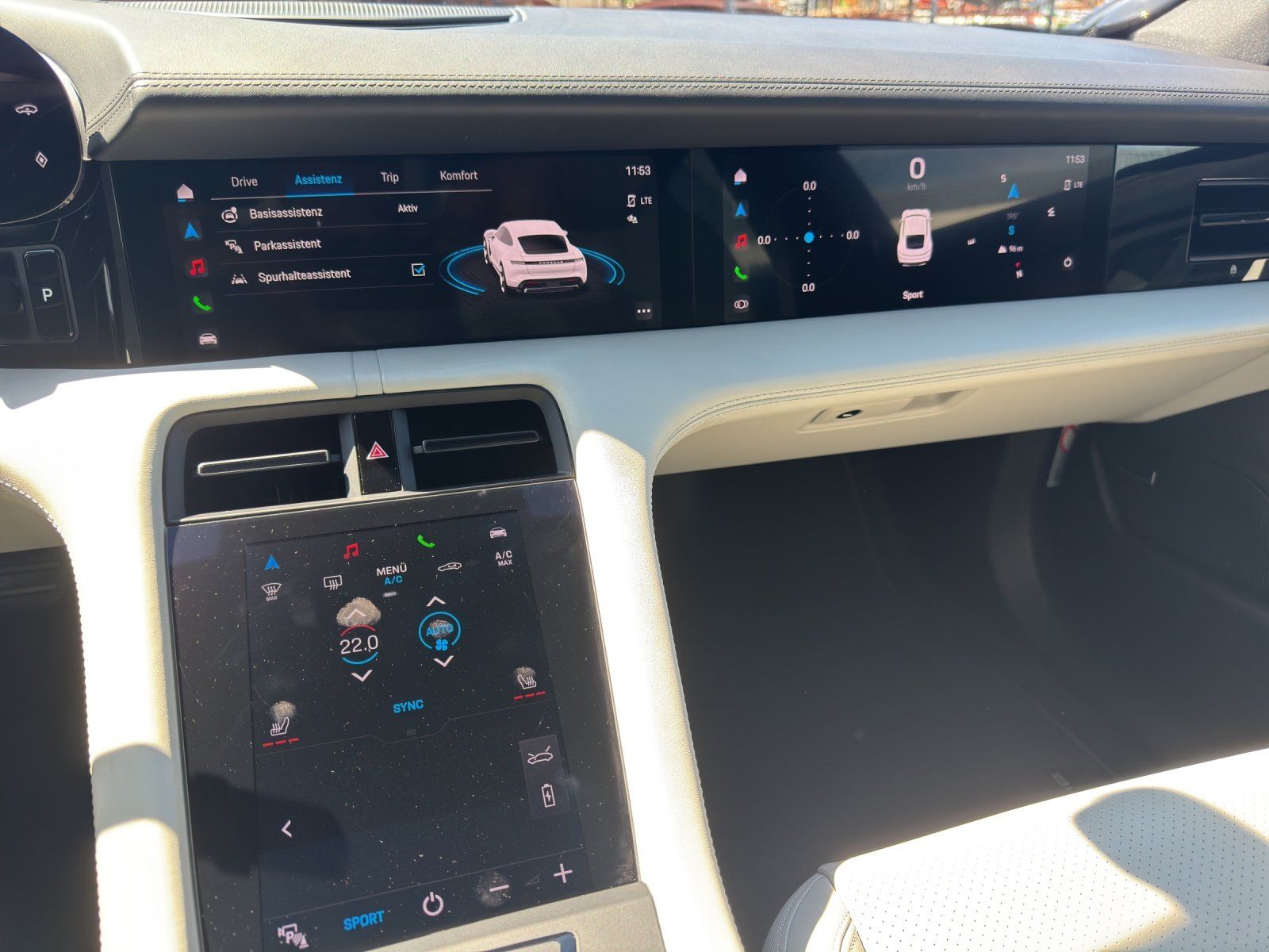 Fahrzeugabbildung Porsche Taycan Plus/SPORT-DESIGN/PASM/PANO/WÄRMEPUMPE/