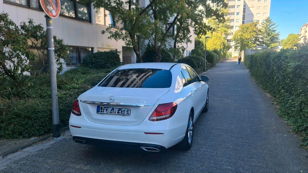 Image of Mercedes-Benz E 220