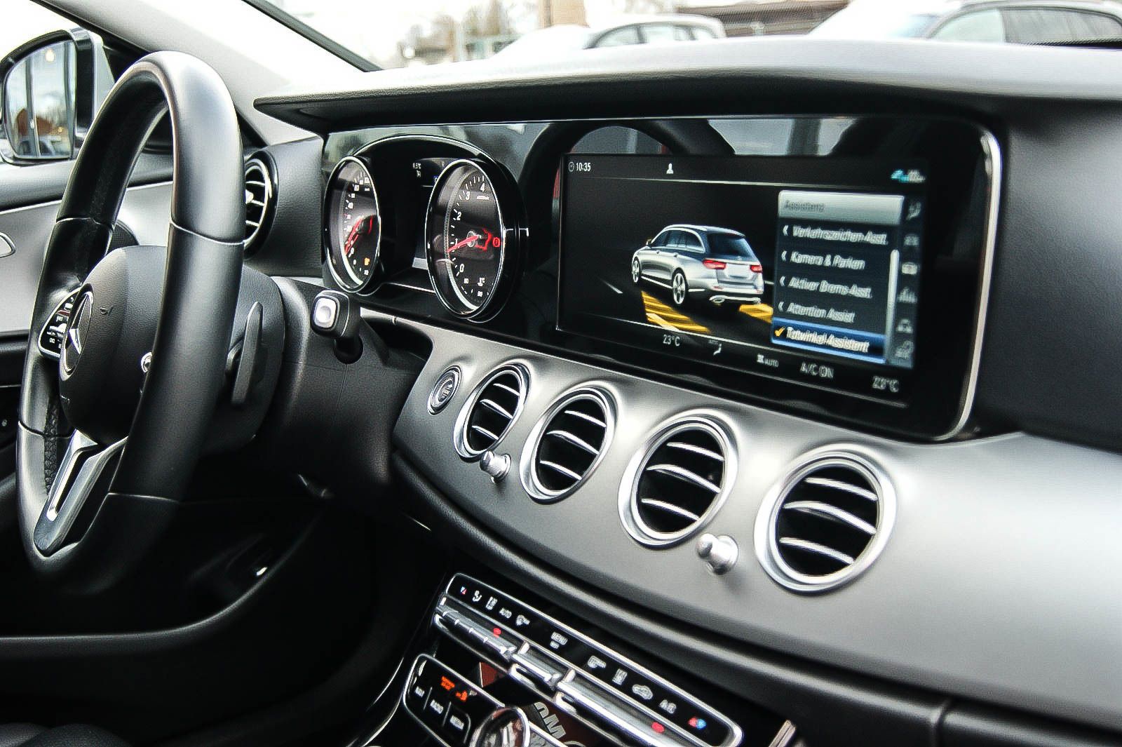 Fahrzeugabbildung Mercedes-Benz E 200 T-Modell 7-SITZER STANDHEIZUNG MULTI-BEAM