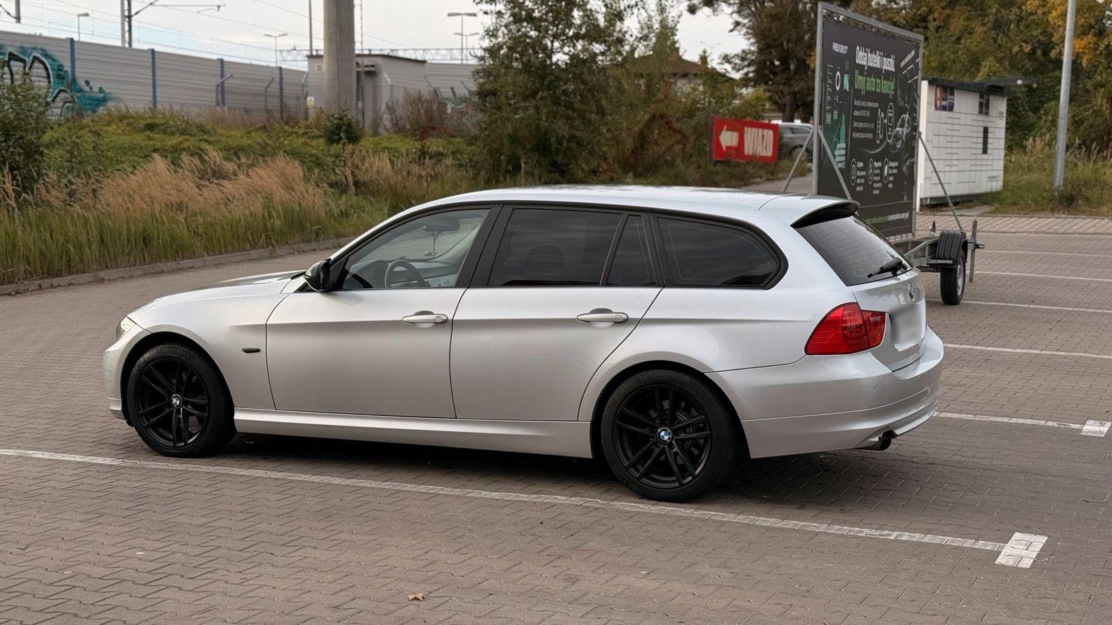 BMW 320 2009 — interior