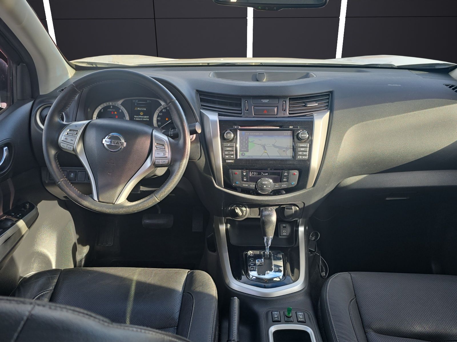 Fahrzeugabbildung Nissan Navara NP300 Tekna Double Cab 4x4 LED Navi AHK S