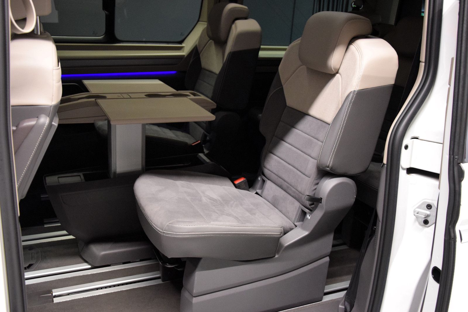 Fahrzeugabbildung Volkswagen T7 Multivan Style lang Pano STHZ HuD AHK NP 81T€