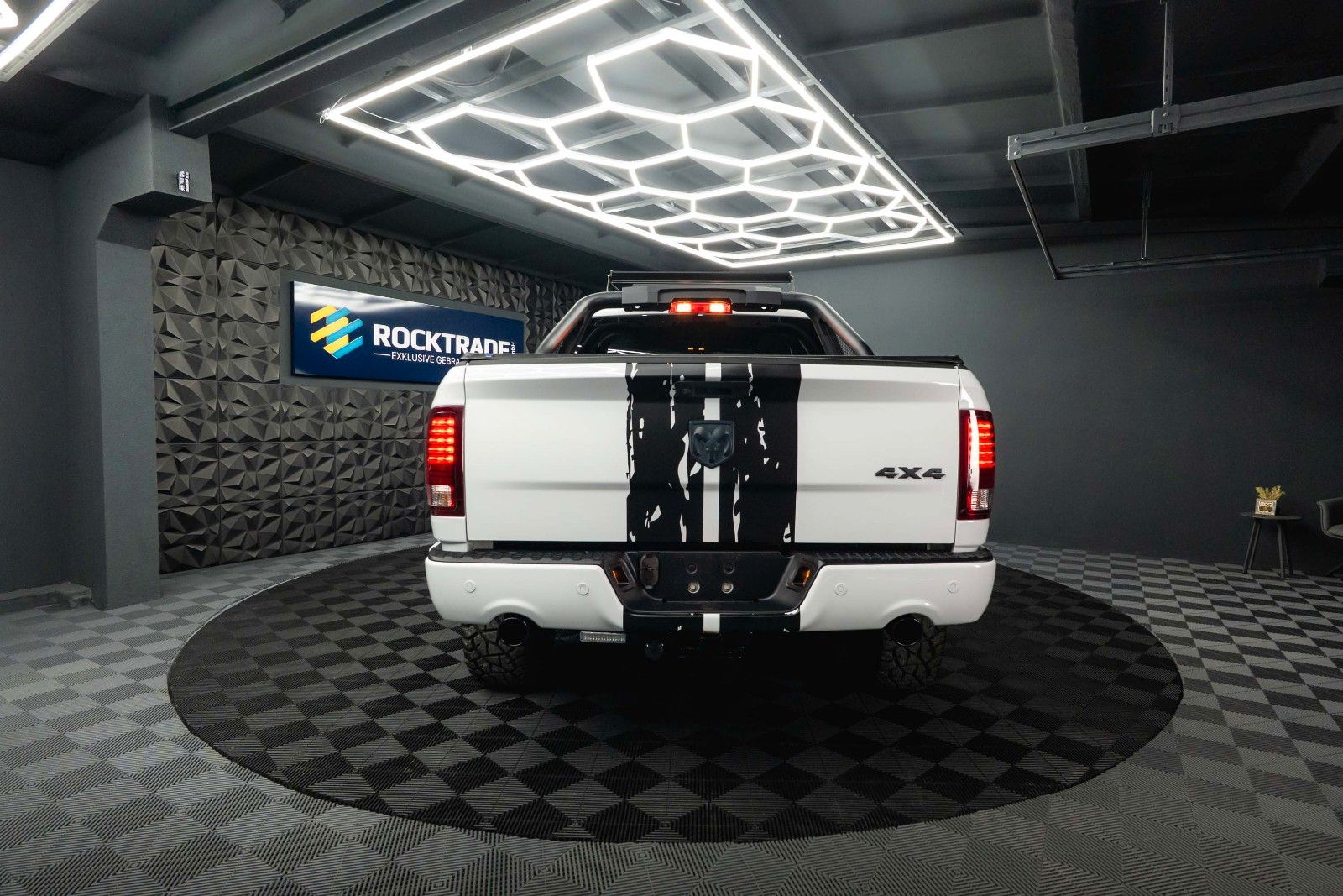 Fahrzeugabbildung Dodge RAM 5.7 V8 HEMI 4x4 OFFROAD Night-Paket *LED*19%