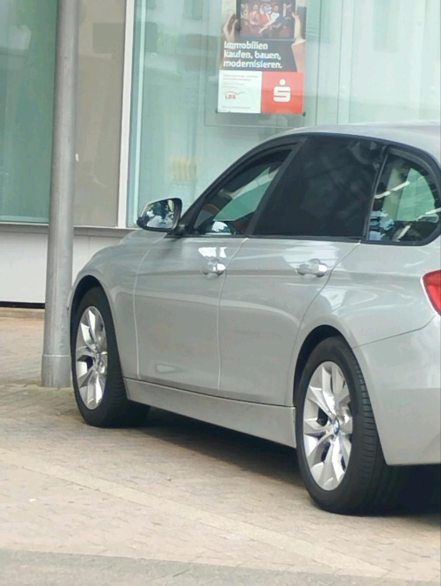 BMW 320 2012 — салон