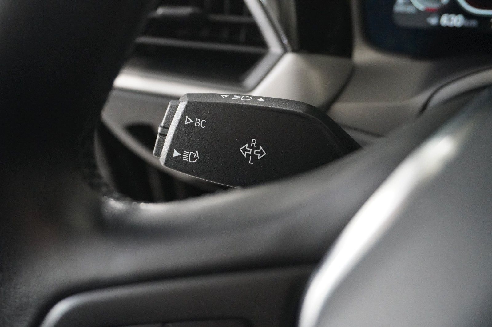 Fahrzeugabbildung BMW 318D TOURING ADVANTAGE NAVI/LED/VIRTUAL/SHZ/DAB+