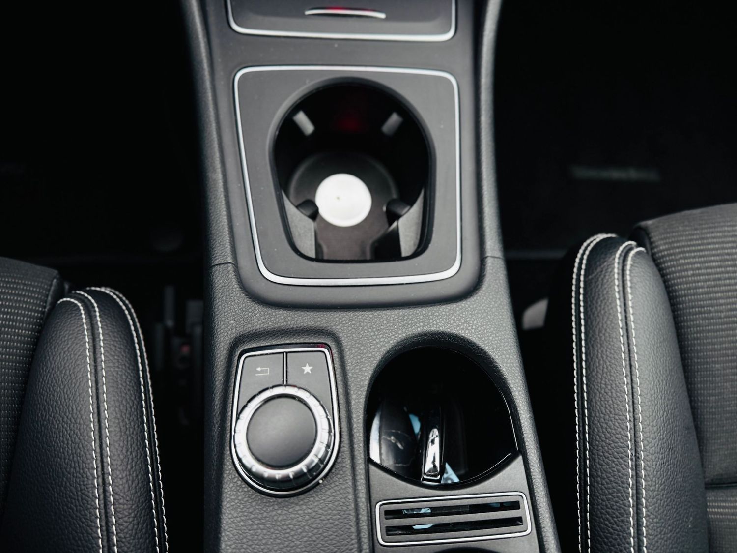 Fahrzeugabbildung Mercedes-Benz GLA 180 URBAN, Autom., Standh, LED, 360°, Navi,