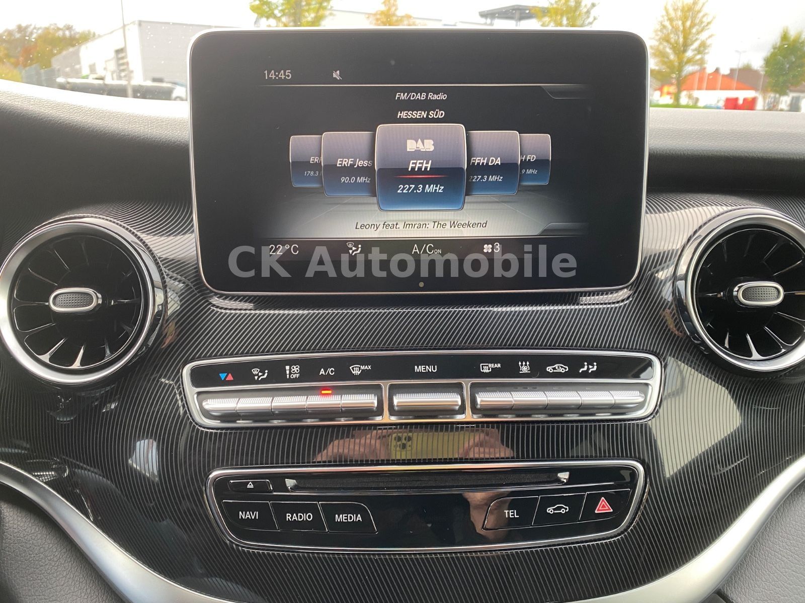 Fahrzeugabbildung Mercedes-Benz V 300d 4Matic Kompakt/AMG-Line/8 Sitze/360°/AHK