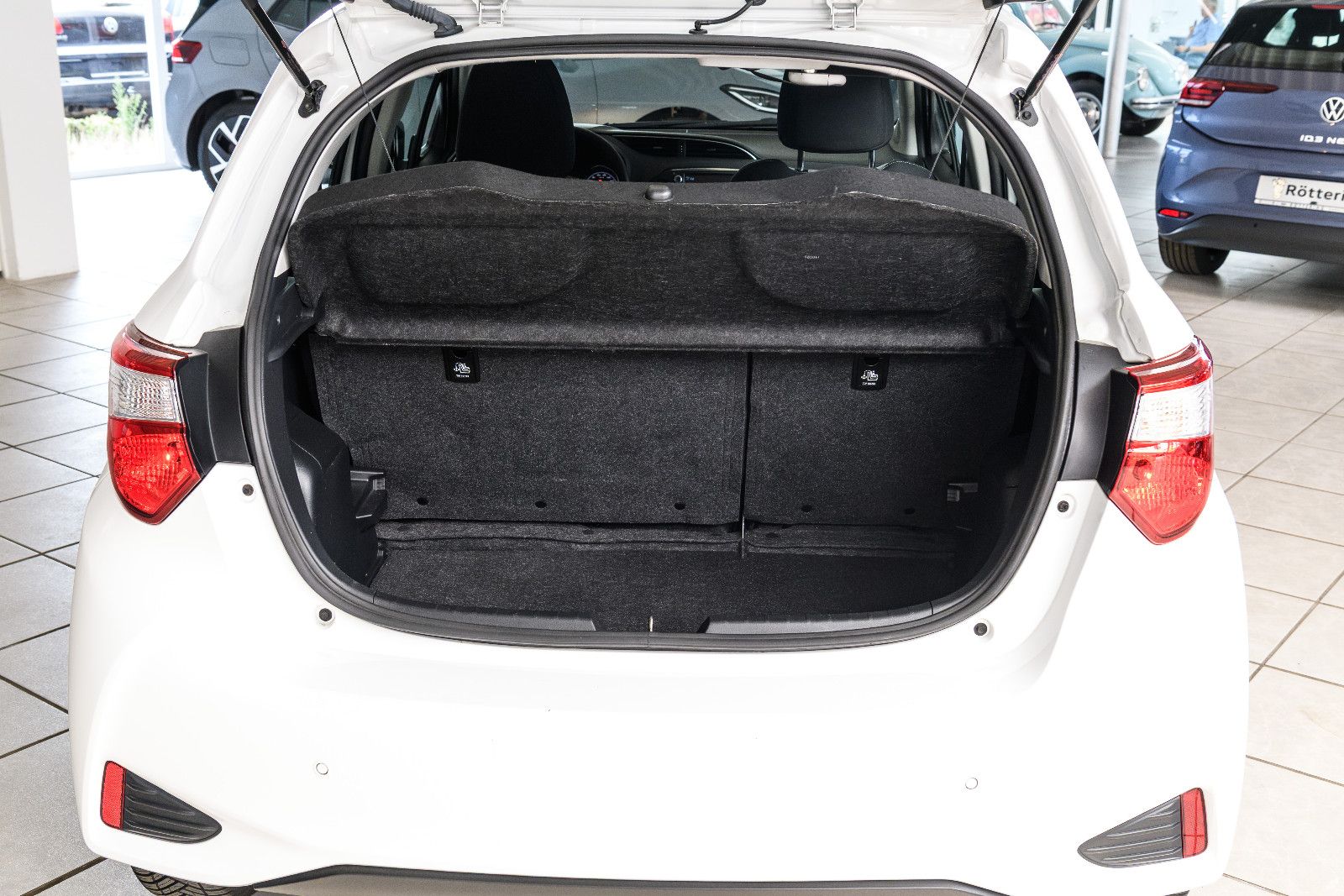 Fahrzeugabbildung Toyota Yaris Hybrid Team D+NAVI+SHZ+RFK+GJR+ALU+BICOLOR