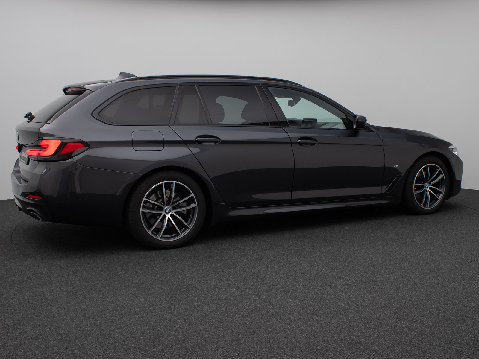 Fahrzeugabbildung BMW 520d xD M Sport Panorama Kamera DAB AHK Alarm