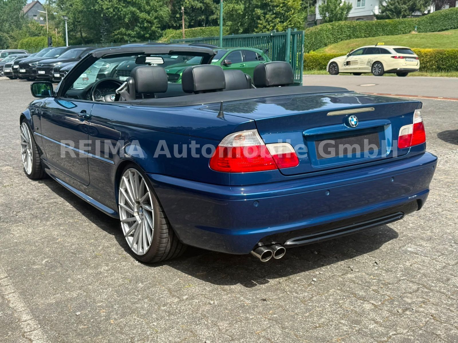 Fahrzeugabbildung BMW 320i Cabrio M-Sport Paket,