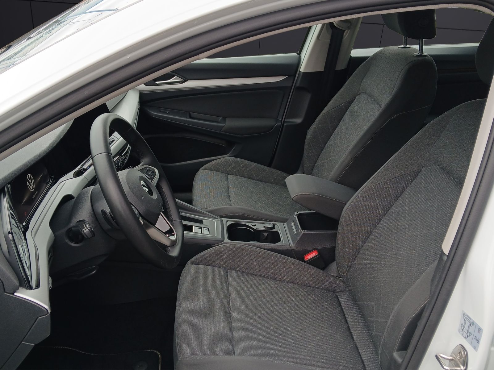 Fahrzeugabbildung Volkswagen Golf VIII Variant TDI Life DSG LED Navi AID ACC