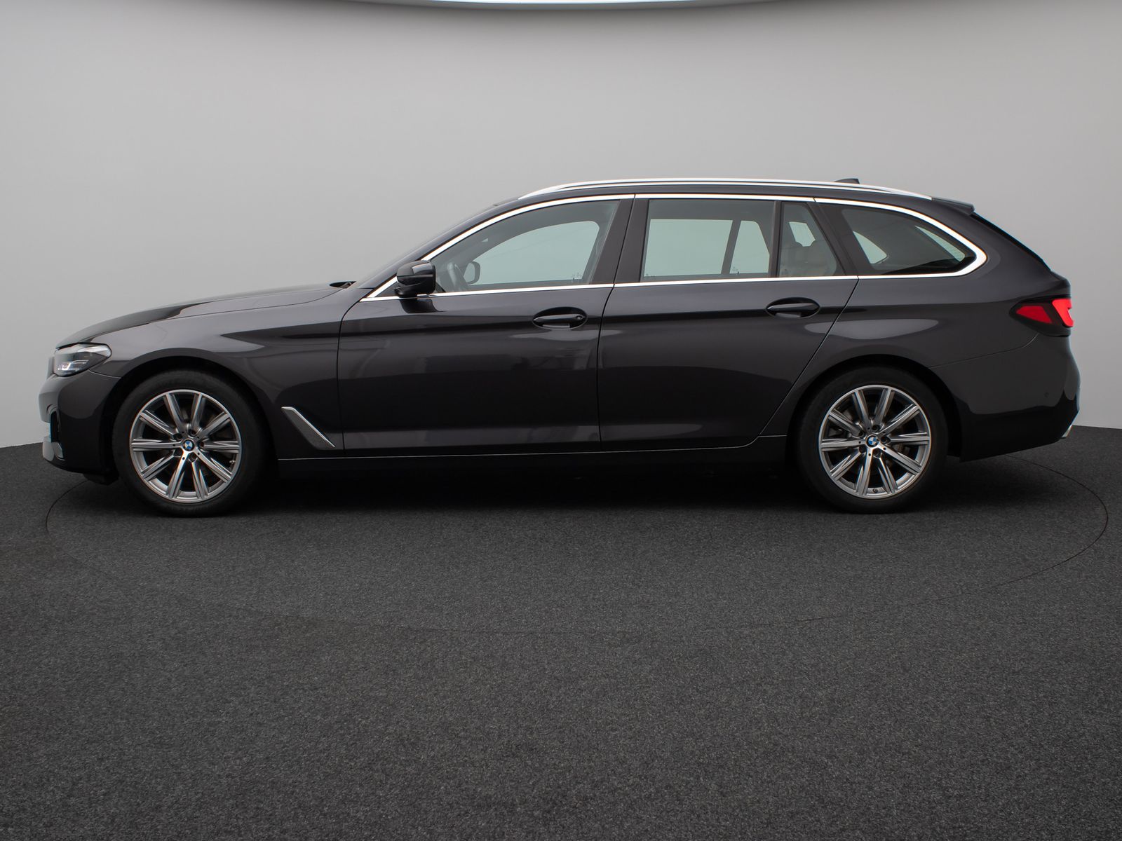 Fahrzeugabbildung BMW 520d Panorama DAB Leder AHK Alarm M Sport 18Zoll