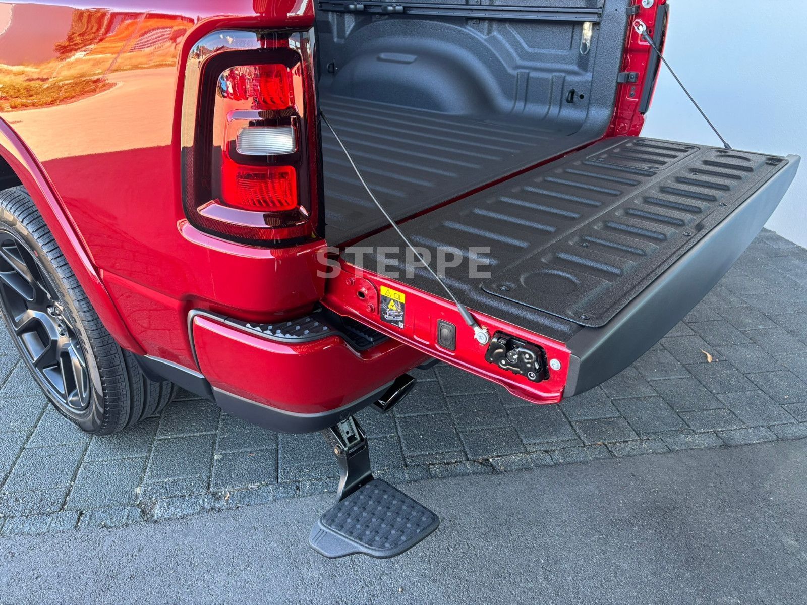 Dodge 2026 RAM 1500 5,7LV8 Night Safety Tech. AHK 22"