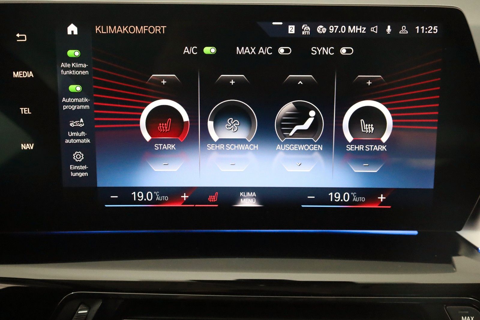 Fahrzeugabbildung BMW iX1 xDrive30 xLine,Leder,Navi,M Fahrwerk,Kamera