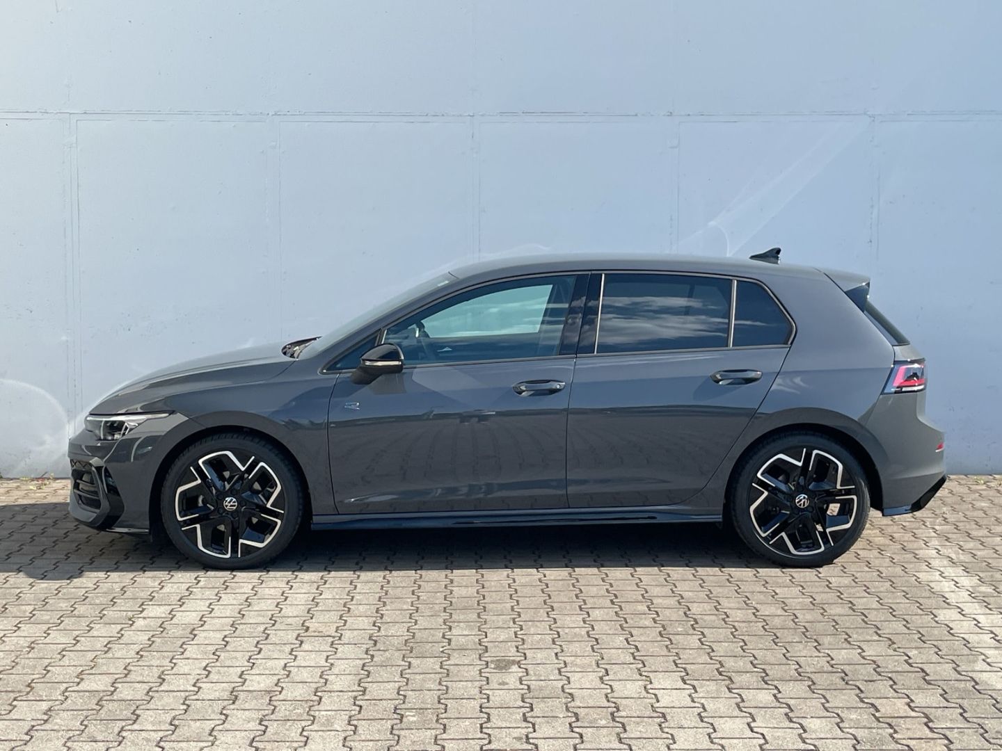 Golf VIII 1.5 eTSI DSG R-Line Kamera/Matrix/AHK/