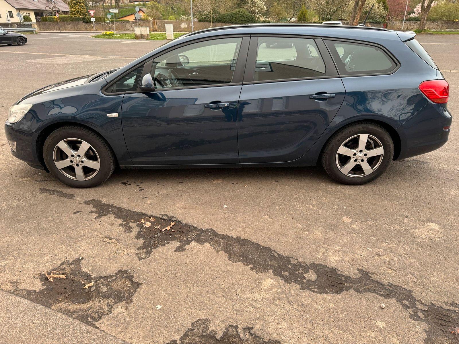 Opel Astra 2011 — вигляд ззаду