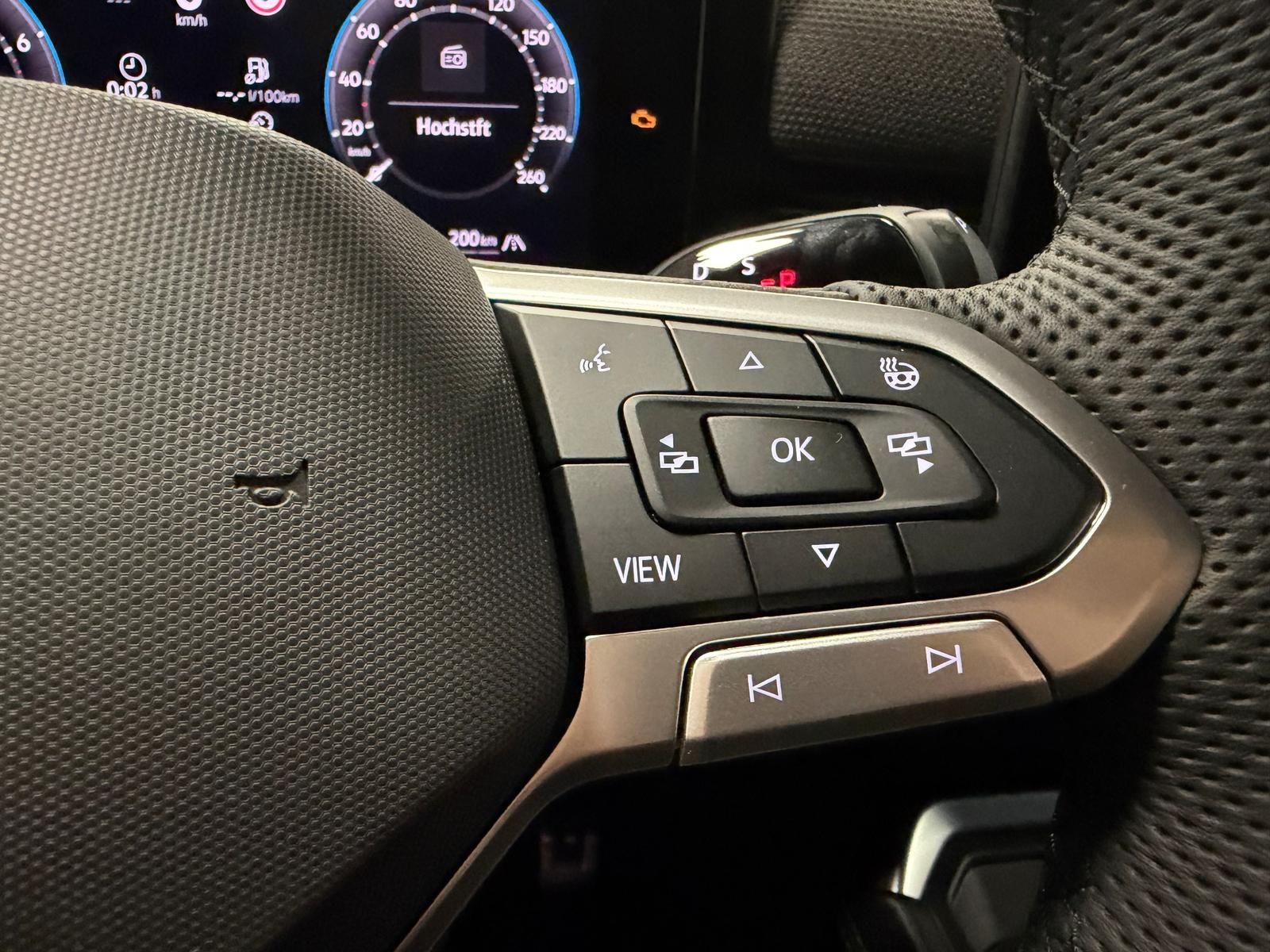 Fahrzeugabbildung Volkswagen T-Roc 1.5 eTSI DSG R-Line+AHK+ACC+TOTWINKEL+RFK+