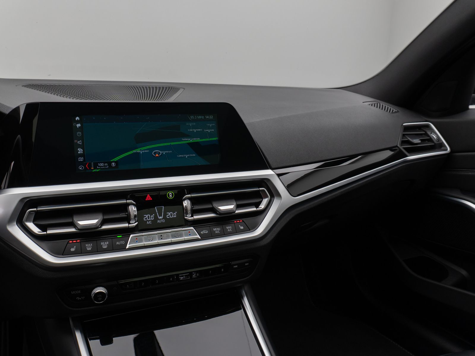 Fahrzeugabbildung BMW 320d Panorama HiFi PDC LED Geschwindigkeitsreg