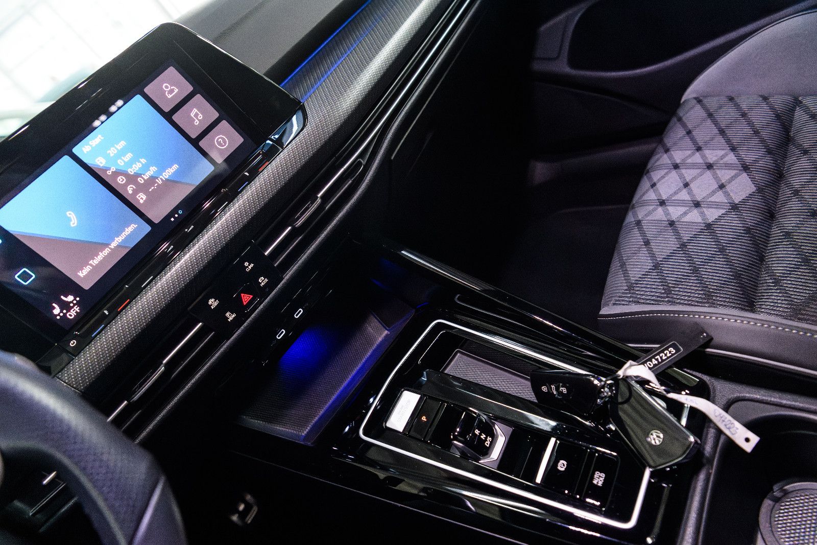 Fahrzeugabbildung Volkswagen Golf VIII R-Line 1.5 eTSI LED+KAMERA+APP+SHZ