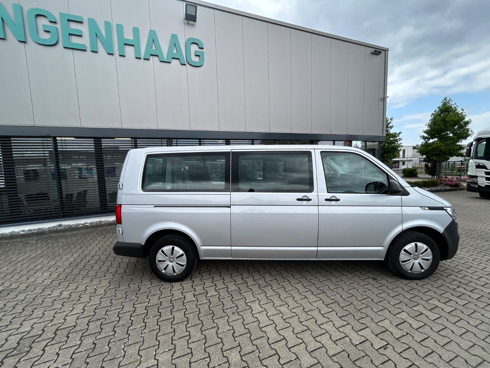 Fahrzeugabbildung Volkswagen T6.1 Kombi LR Klima Komfort Paket 9 Sitzer