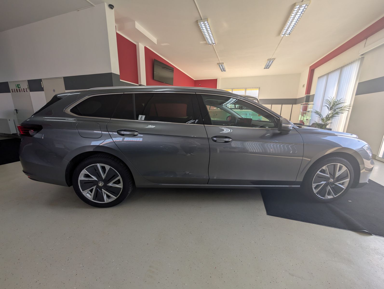Fahrzeugabbildung SKODA Superb IV 2.0TDI DSG 4x4 MATRIX PANO NEUES MODEL