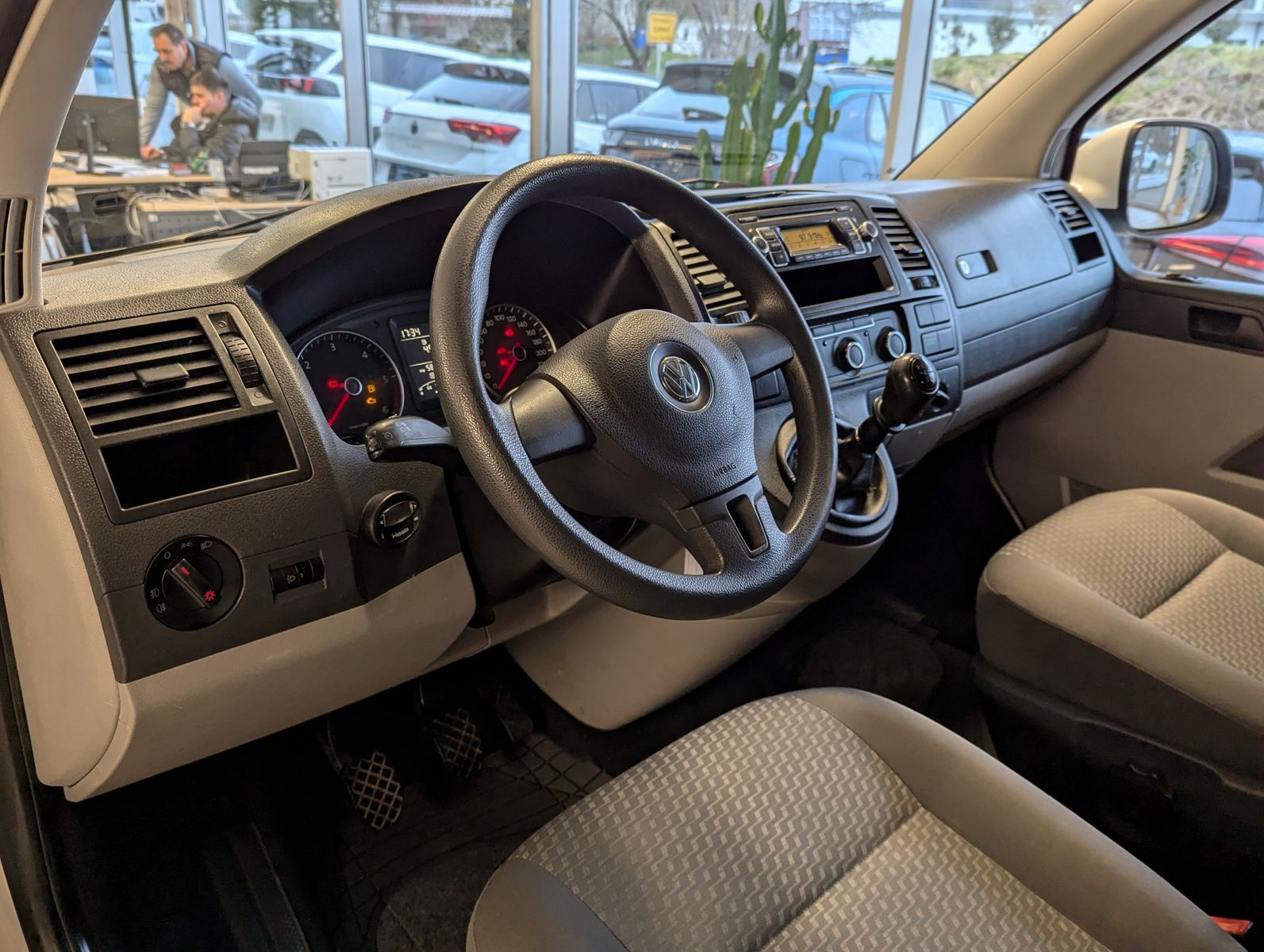 Fahrzeugabbildung Volkswagen T6 Transporter TDI lang 103KW Scheckheft 9-Sitze