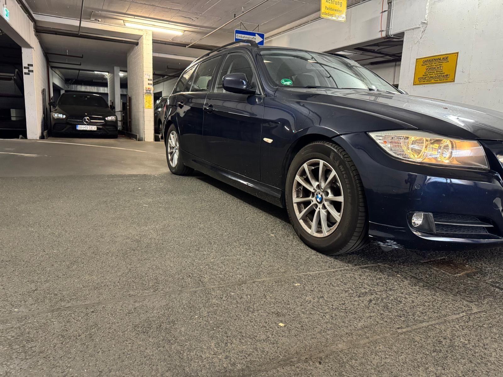 BMW 318 2009 — rear view