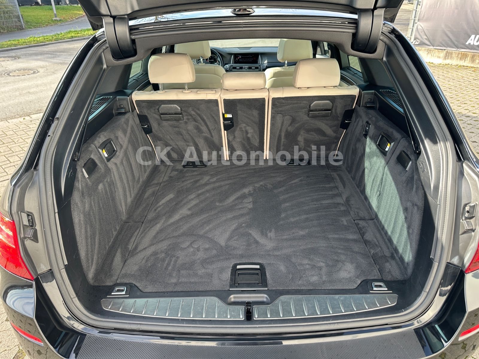 Fahrzeugabbildung BMW 520d Touring M-Sport/Shadow-Line/Navi/Pano/Kam.