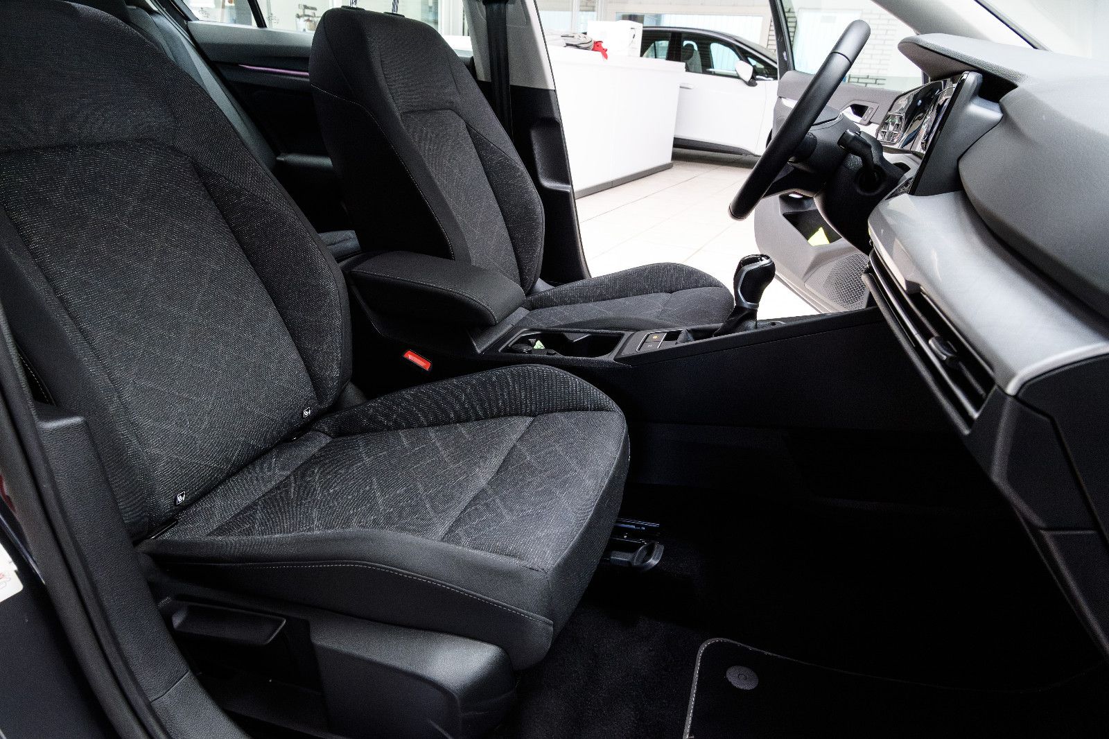 Fahrzeugabbildung Volkswagen Golf VIII Life +Navi +SHZ +ALU +LED +PDC