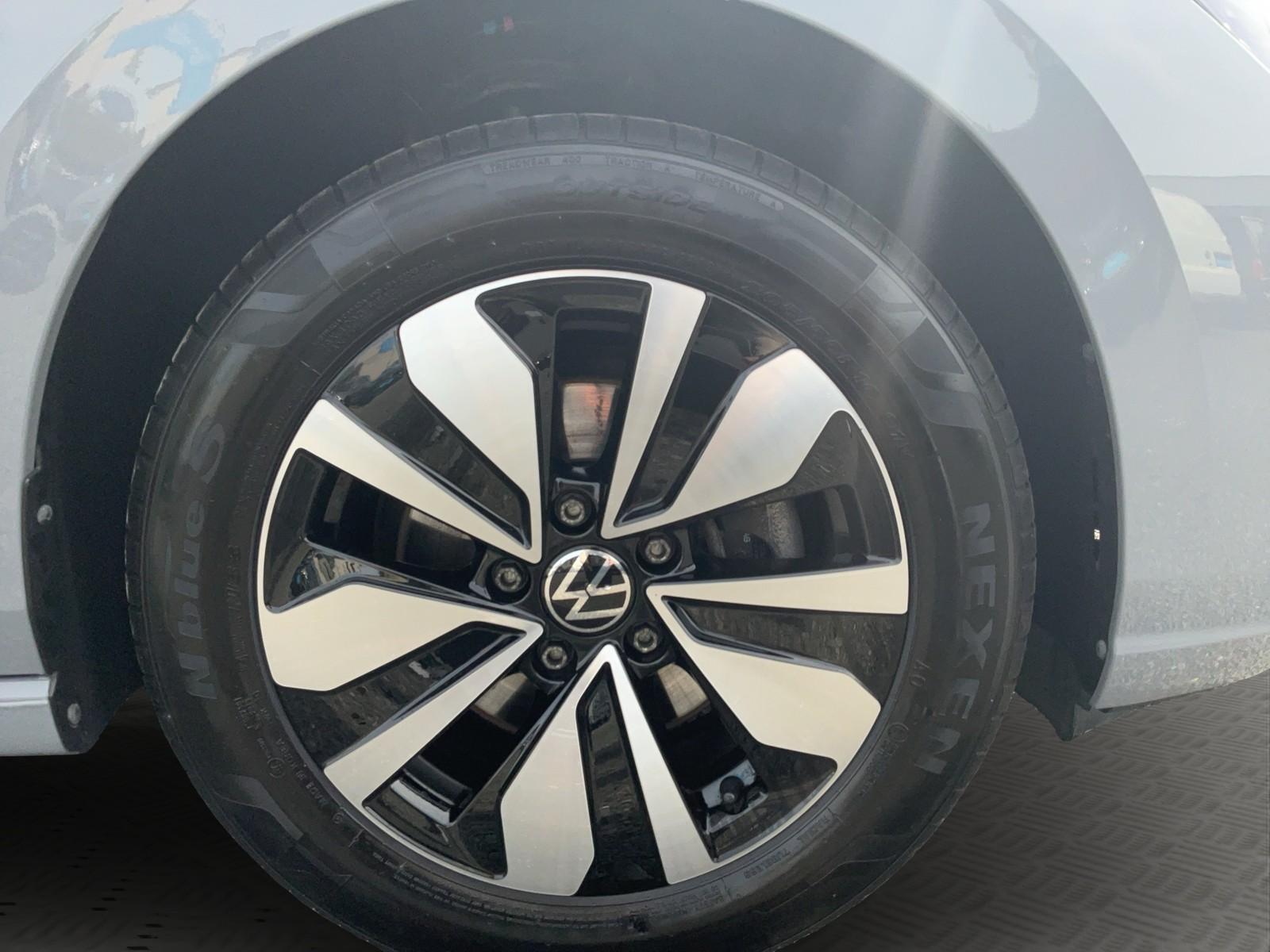 Volkswagen Golf 1.5TSI Move Navi+ACC+LED+Klima