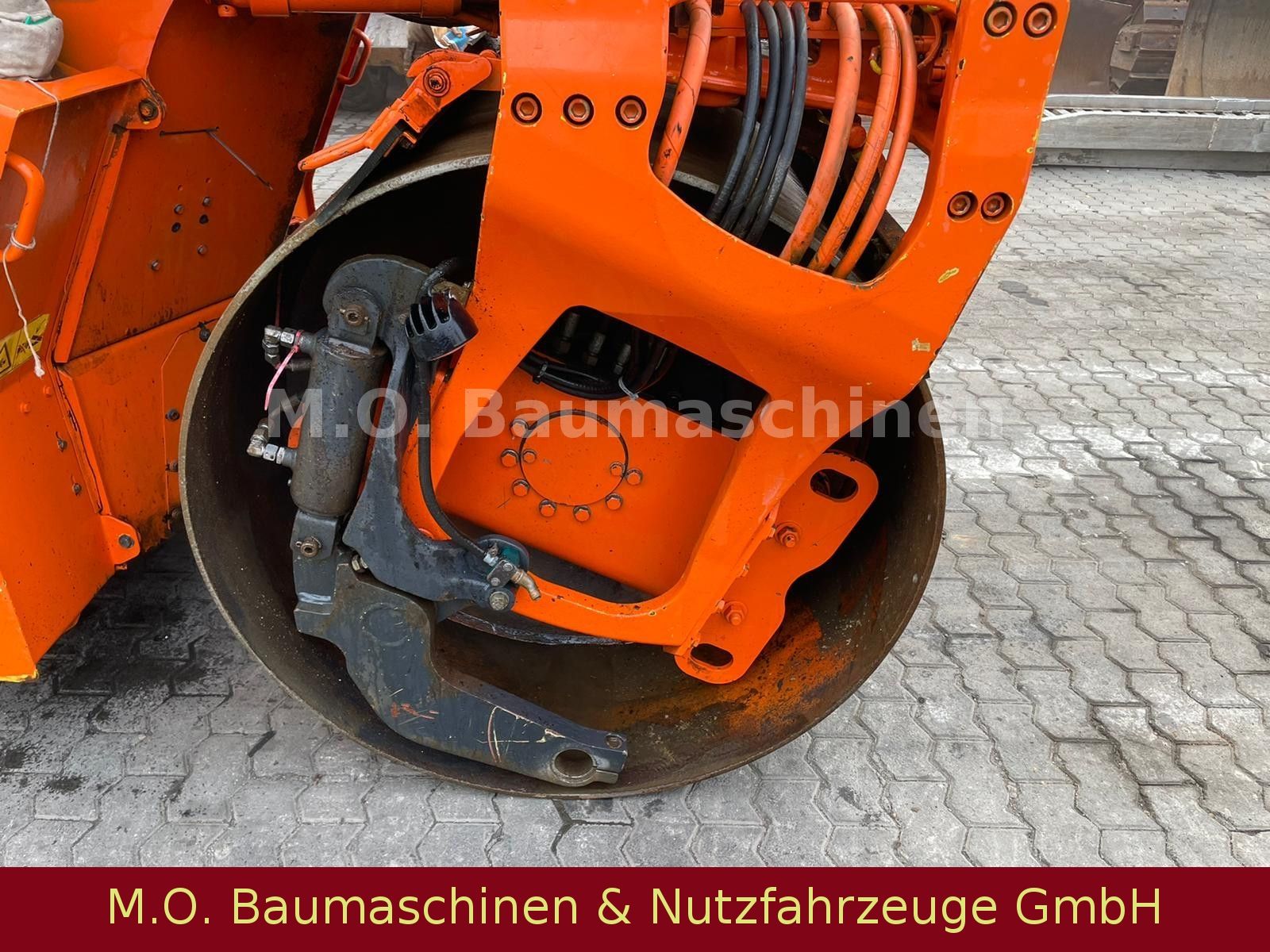 Fahrzeugabbildung BOMAG BW 154 AP-AM / Walze /