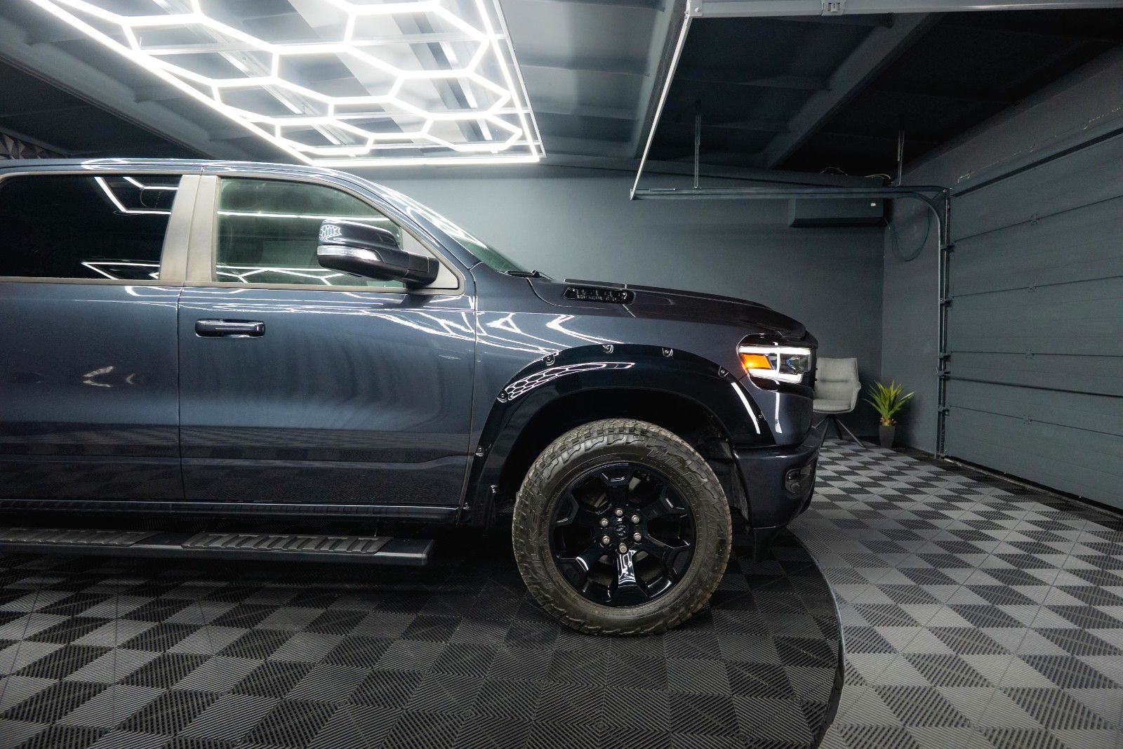 Fahrzeugabbildung Dodge RAM 5.7 V8 HEMI 4x4 OFFROAD Night Limited 19%