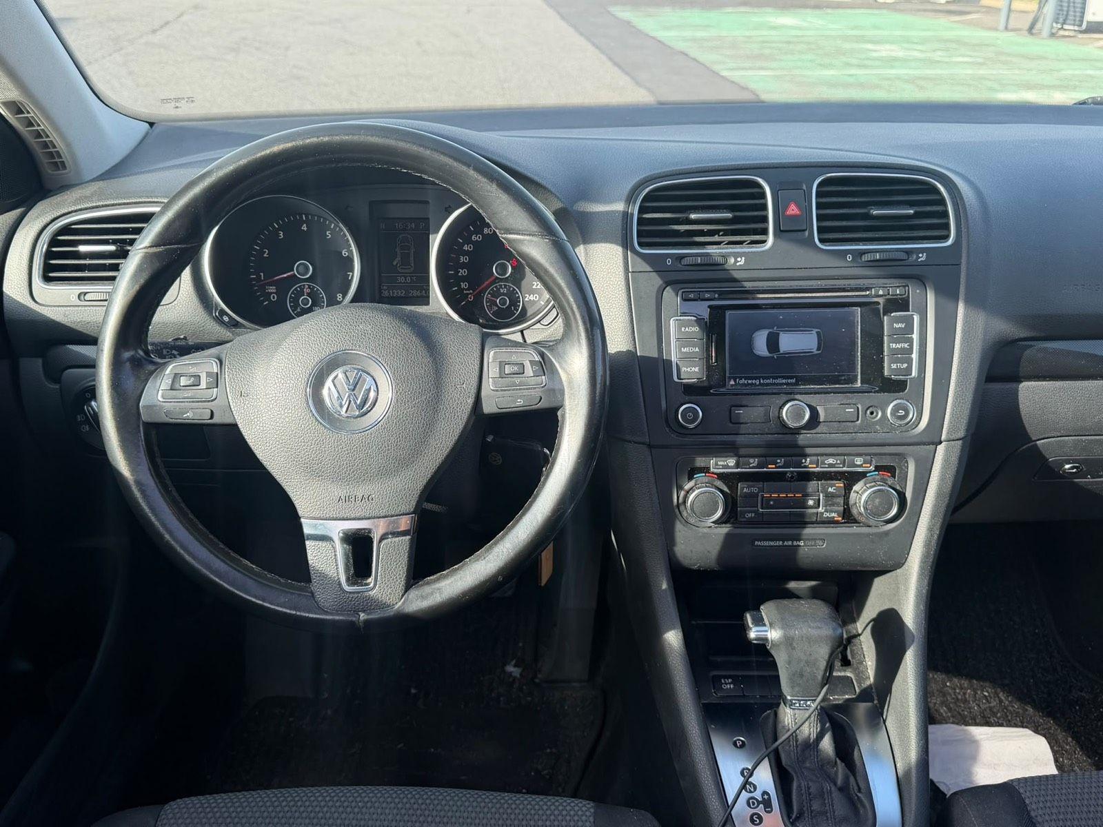 Volkswagen Golf 2010 — interior