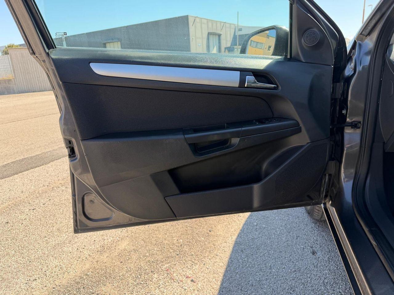 Opel Astra 2010 — photo 10