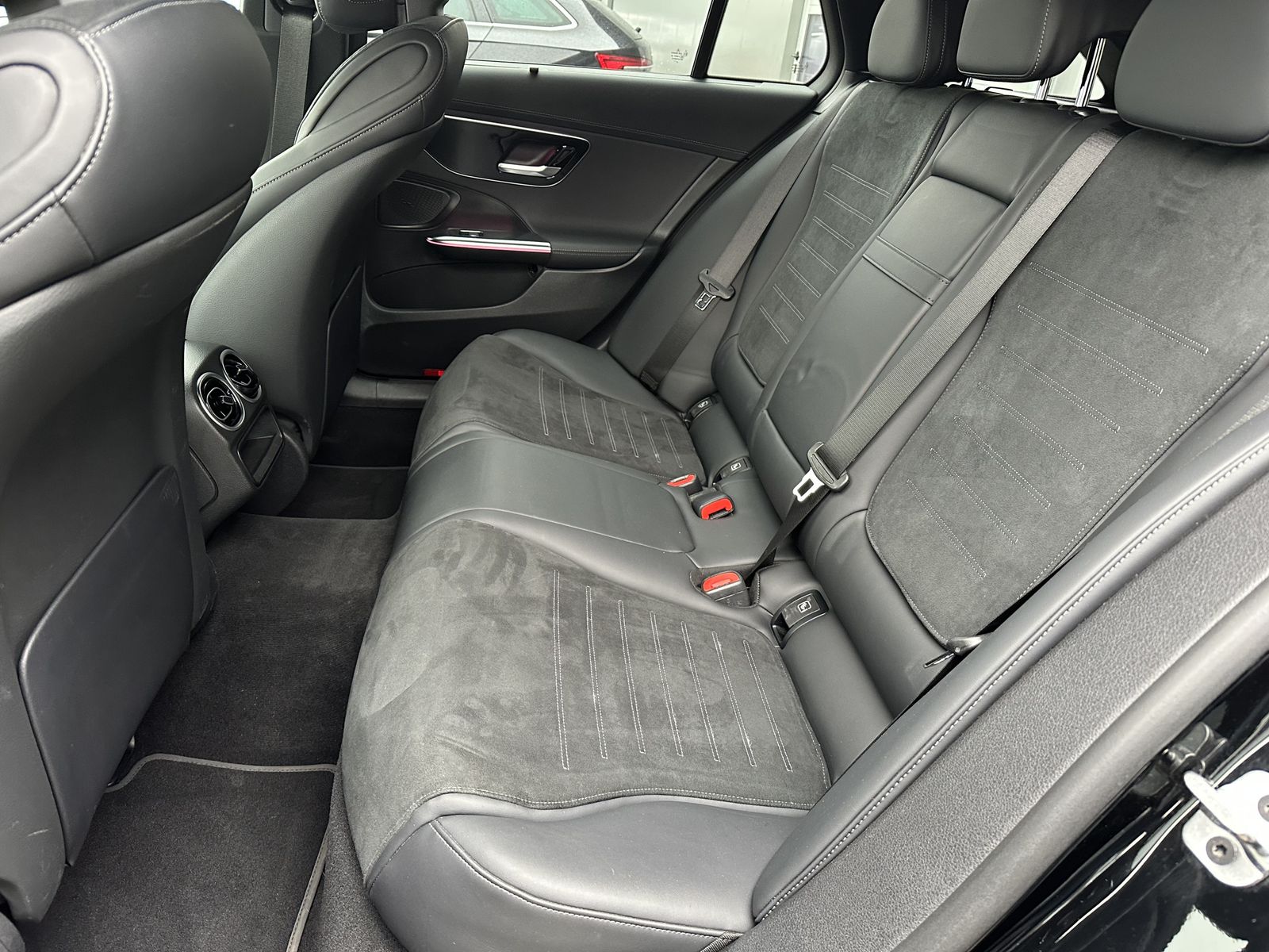 Fahrzeugabbildung Mercedes-Benz C 300e T AMG-Line NAV+LED+KAM+AHK+VCOCK+CARPLAY