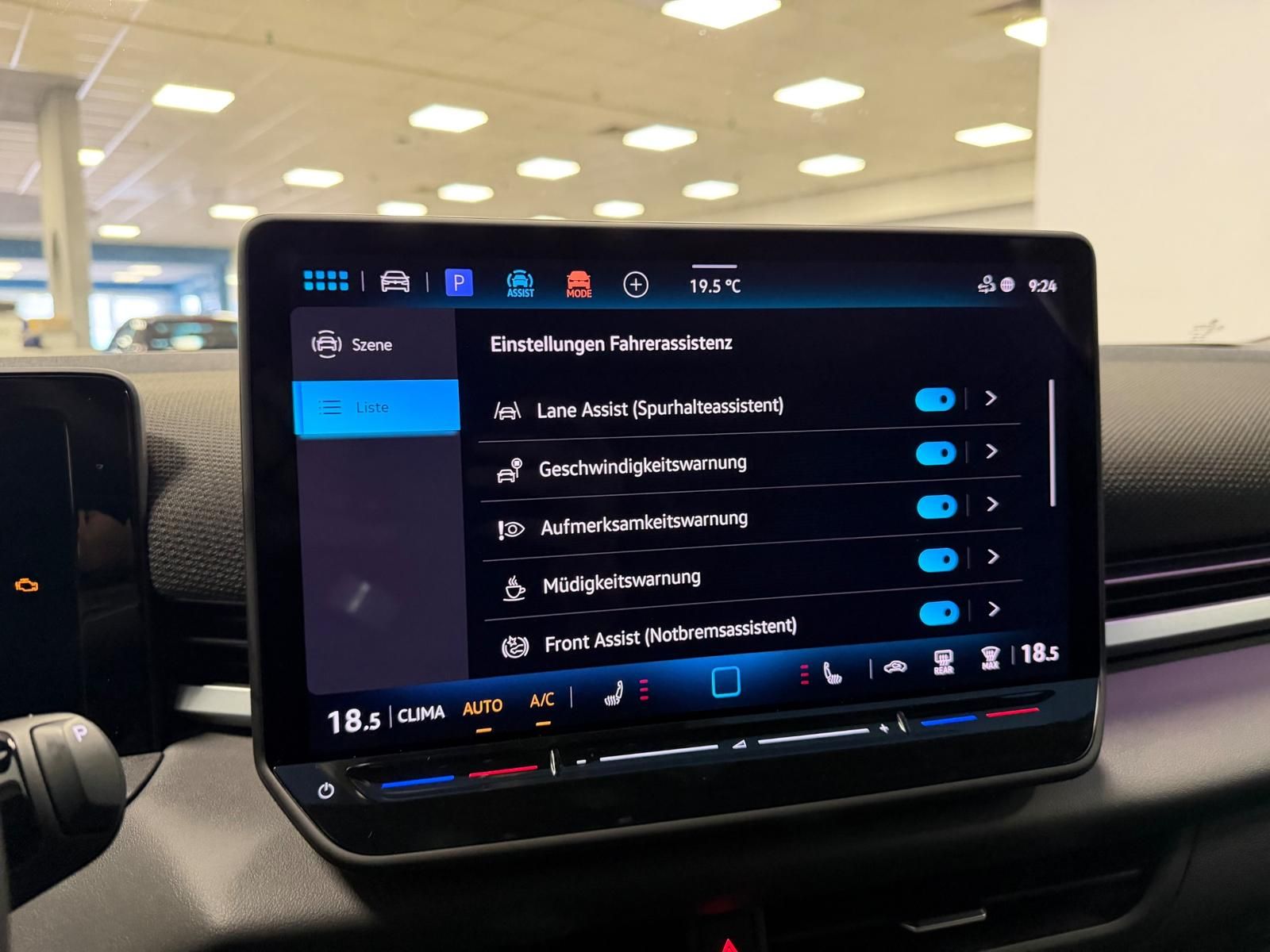 Fahrzeugabbildung Volkswagen T-Roc 1.5 eTSI DSG R-Line+AHK+ACC+TOTWINKEL+RFK+