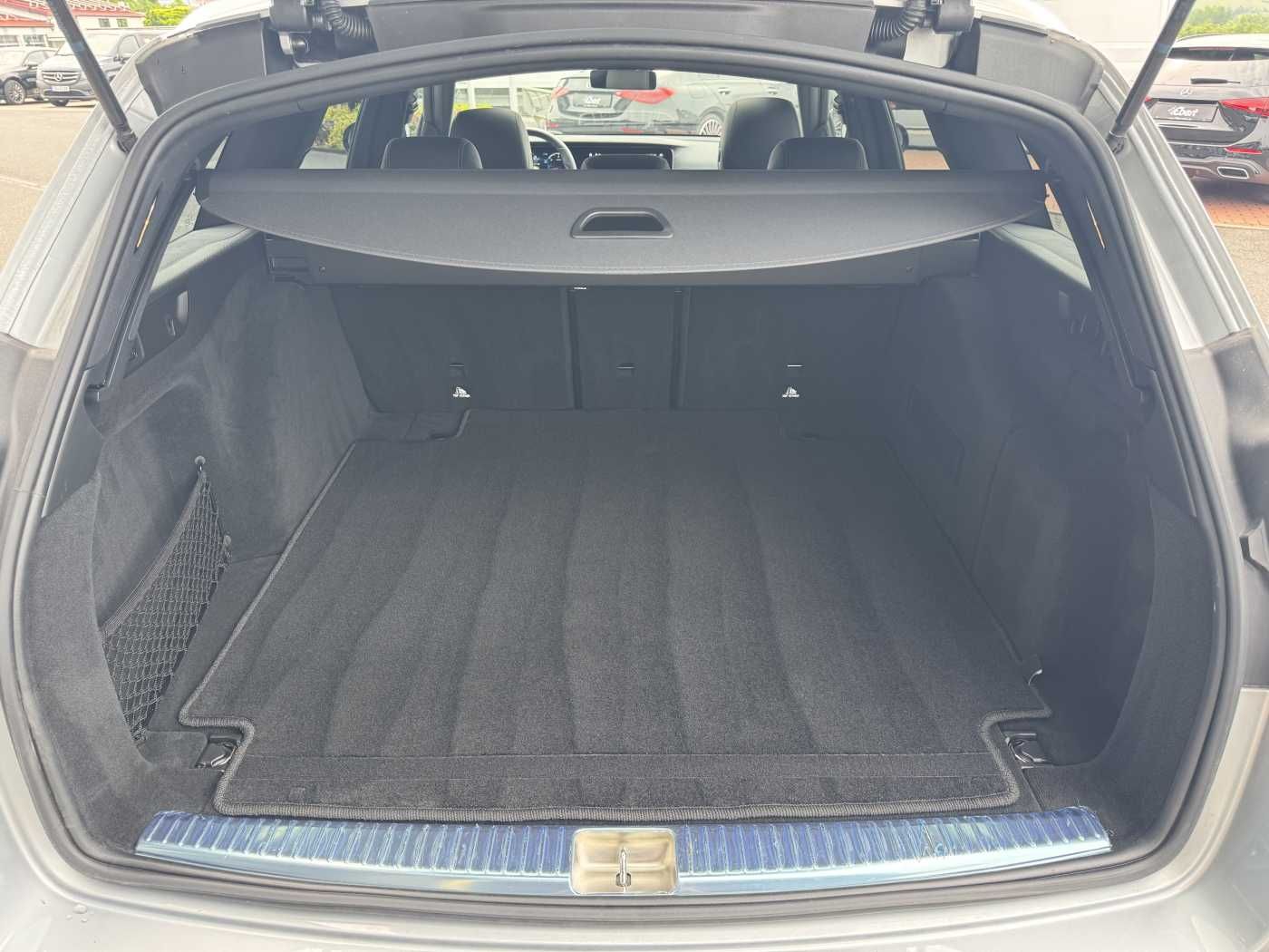 Fahrzeugabbildung Mercedes-Benz E 220d T AMG+AHK+ESD+RKamera+TotW+ Ambiente