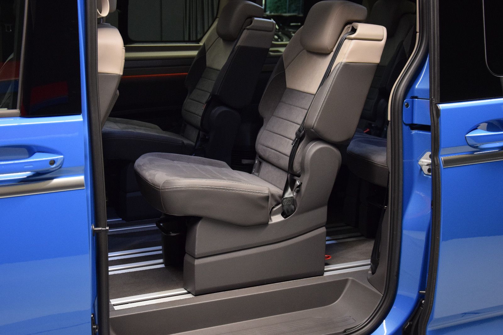 Fahrzeugabbildung Volkswagen T7 Multivan Style DSG Pano vis-a-vis Matrix AHK