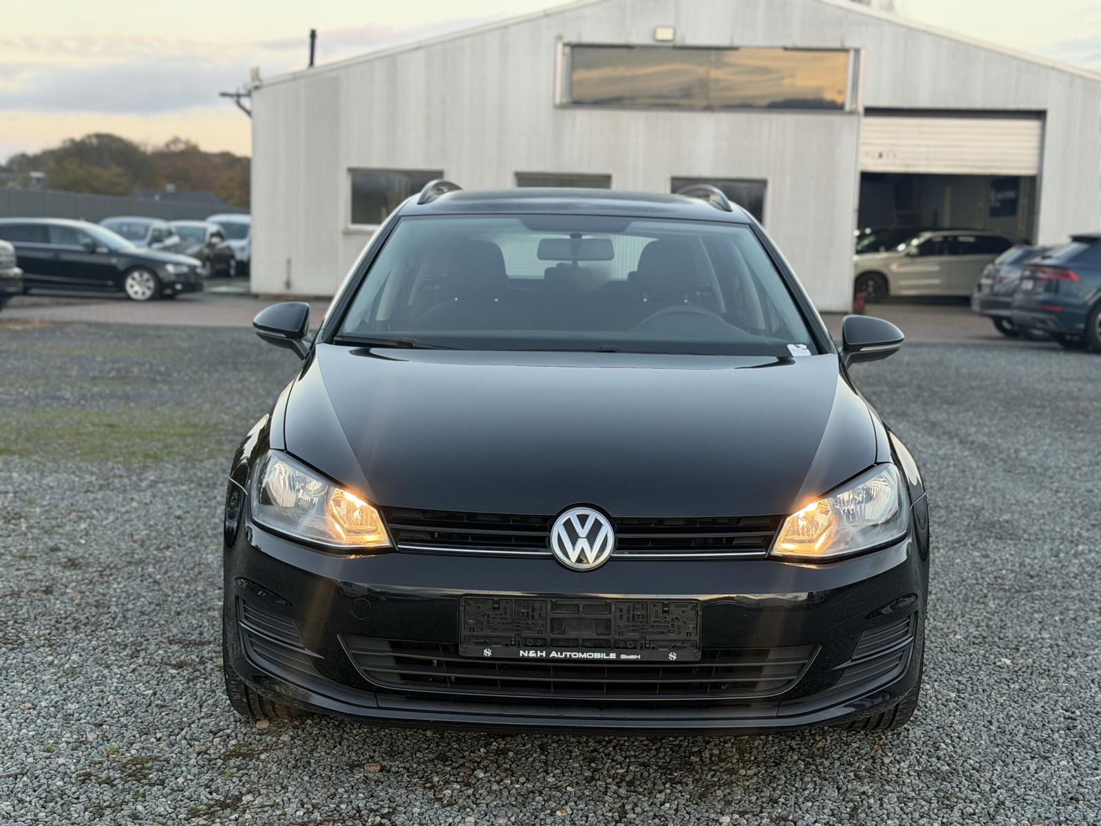 Volkswagen Golf 2015 — rear view