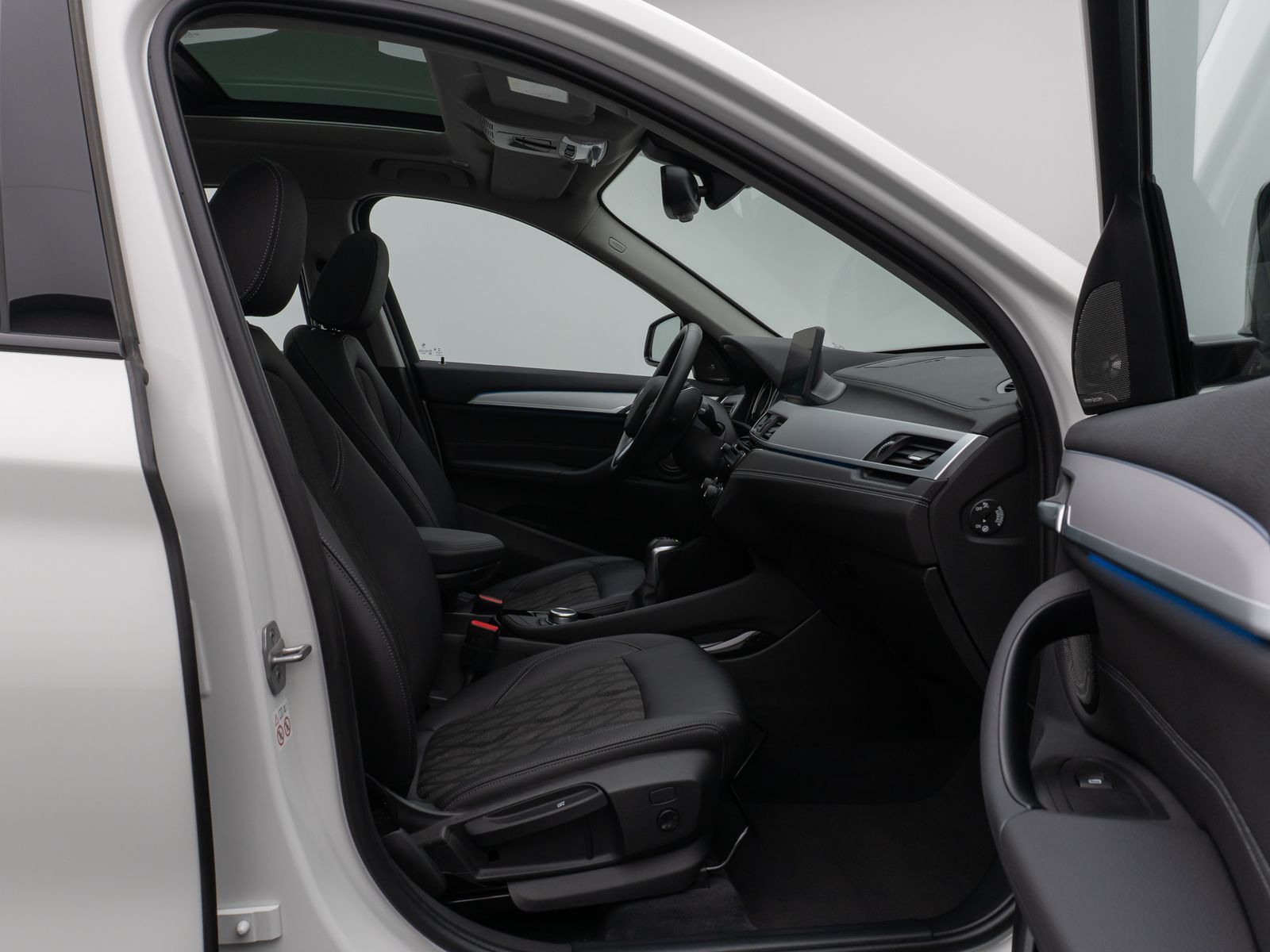 Fahrzeugabbildung BMW X1 xD25e xLine Panorama Kamera HUD DAB H/K AHK