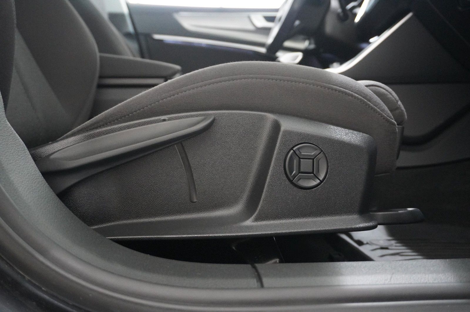 Fahrzeugabbildung Audi A6 Avant 40 TDI QUATTRO SPORT NAVI/ACC/SH/AHK