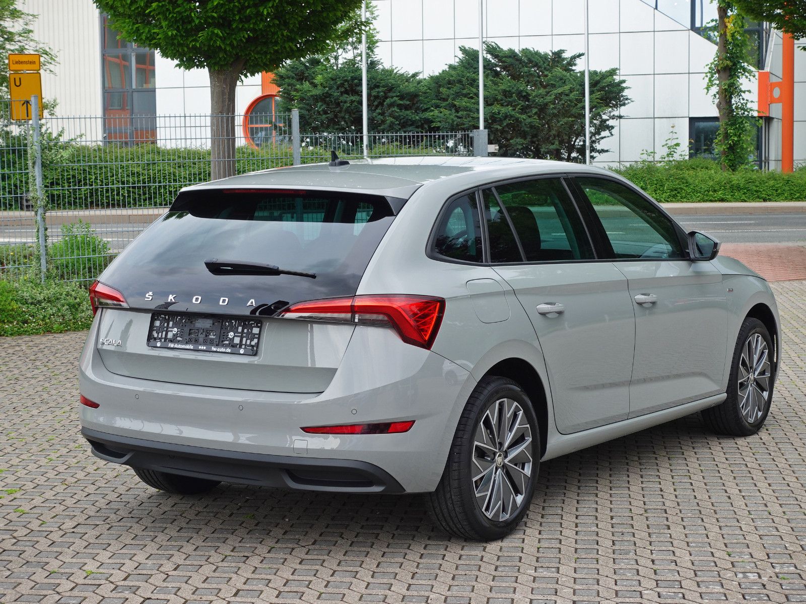 Fahrzeugabbildung SKODA Scala 1.5 TSI DSG TOUR SmartLink RFK AHK