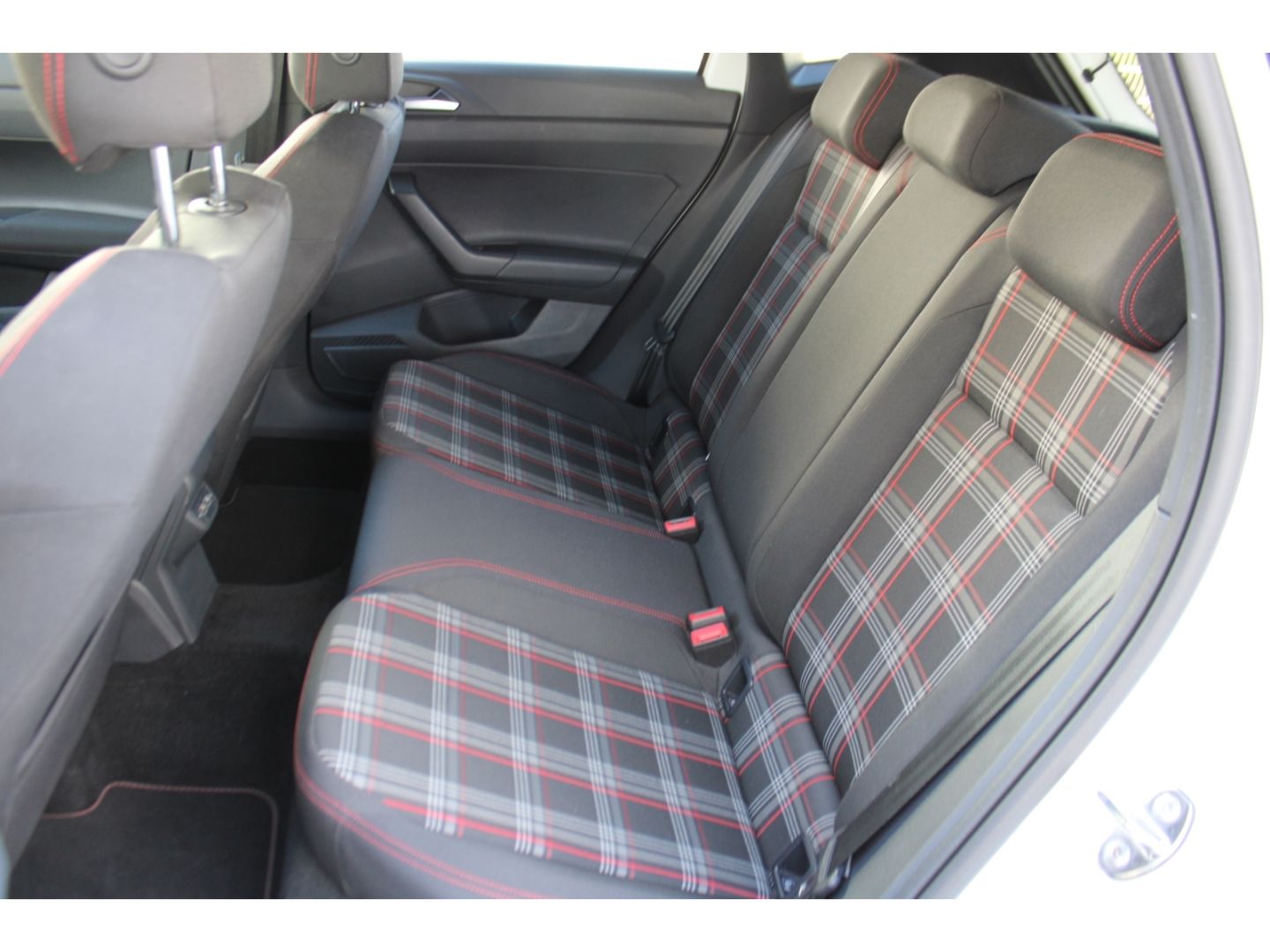 Fahrzeugabbildung Volkswagen Polo VI GTI 2.0TSI DSG ACC LED Milltek H&R PDC R