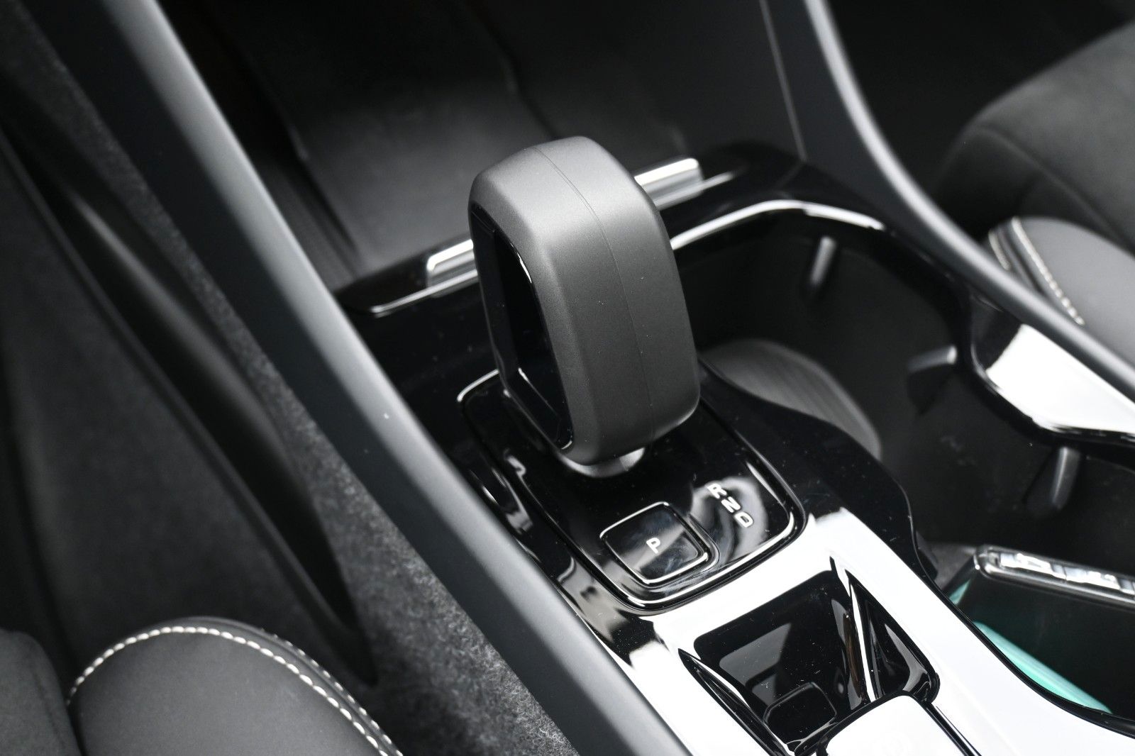 Fahrzeugabbildung Volvo XC40 B4 Ultimate Dark*PANO*STHZ*H&K*360*20"