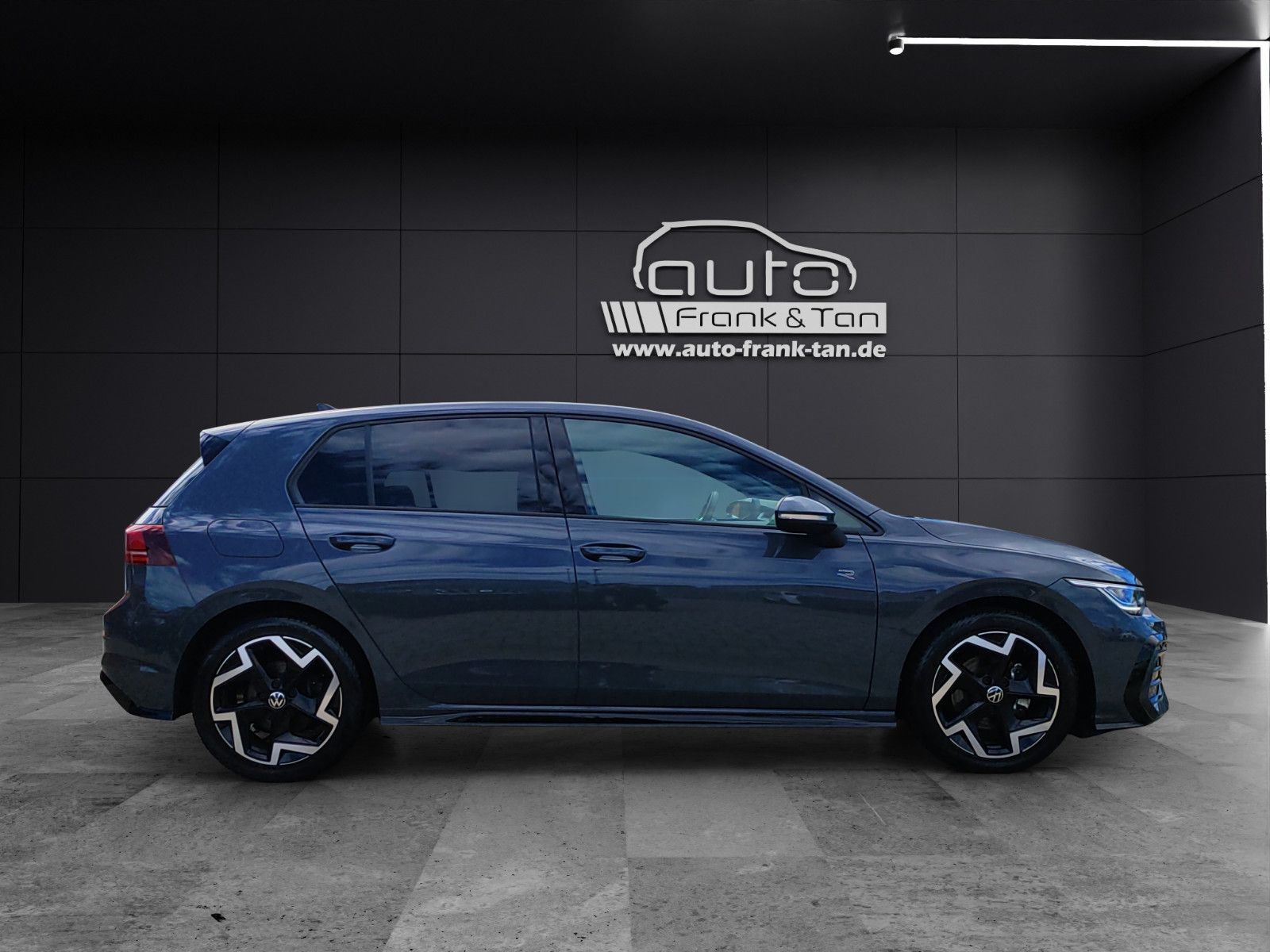 Fahrzeugabbildung Volkswagen Golf VIII Lim. 1.5 TSI  R-Line *Cam*Ambiente*LED