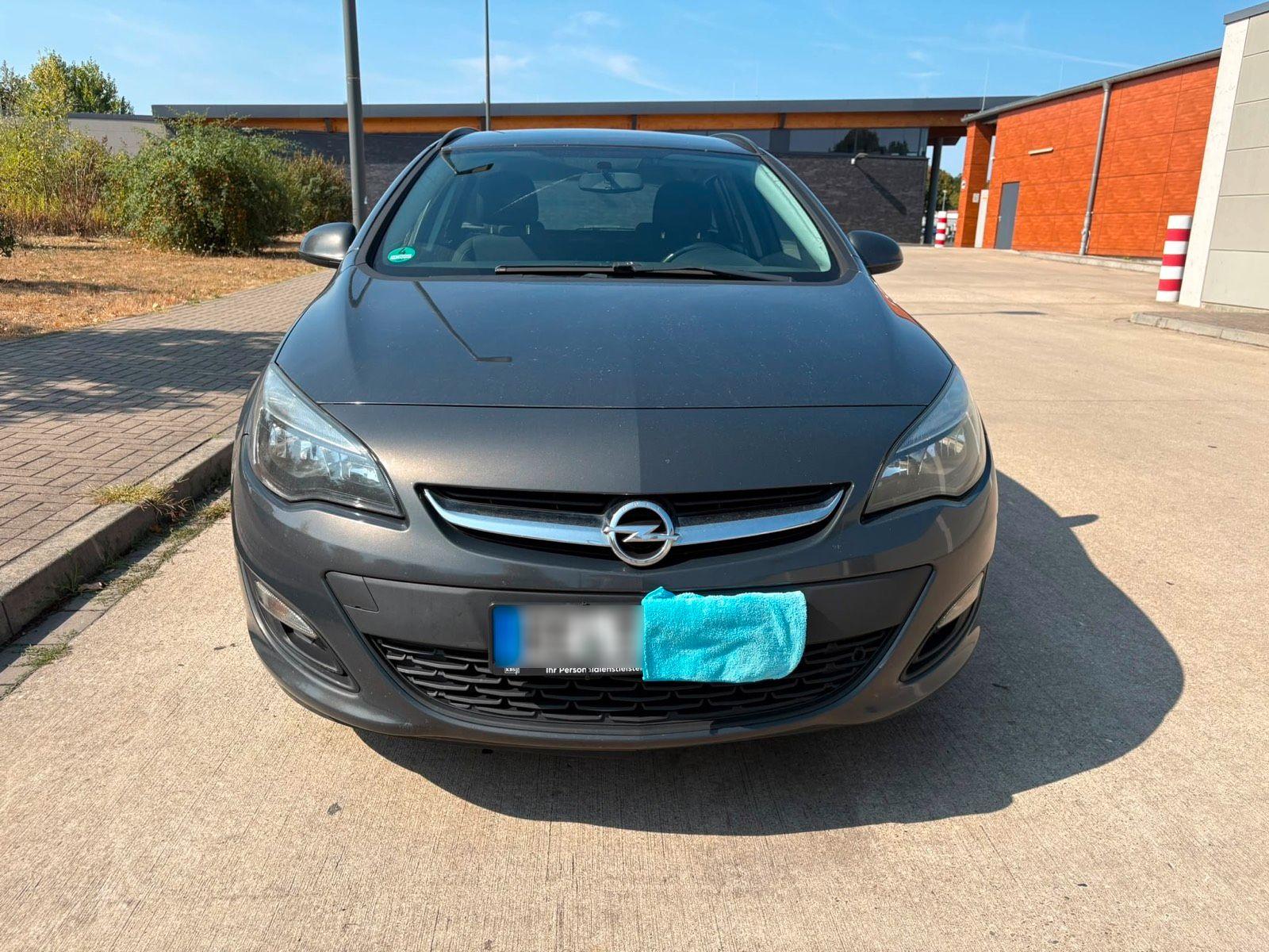 Opel Astra 2015 — rear view