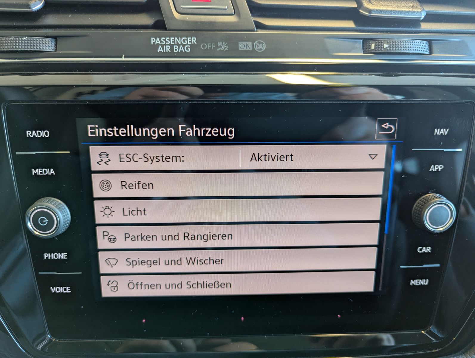 VW Touran 2.0 DSG R-Line High. Pano 7-Si IQ.Dri AHK - Image 36