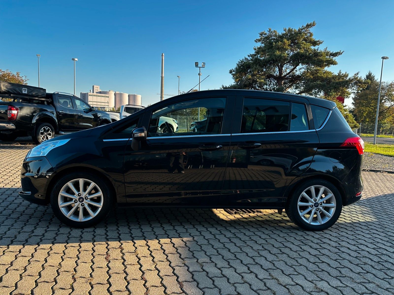 Fahrzeugabbildung Ford B-Max KD Neu Top Zustand Allw.Reifen TÜV Neu